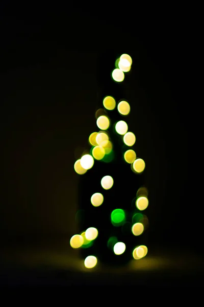 深色底色的瓶形或圣诞圣诞树形金色灯罩 — 图库照片