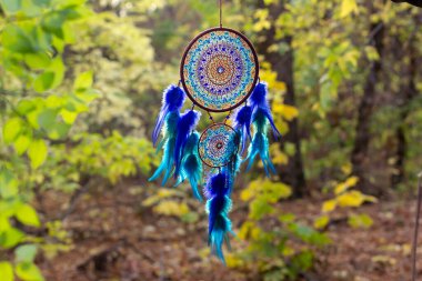 Tüylü, boncuklu ipleri sallanan bir düş kapanı. El yapımı düş kapanı.