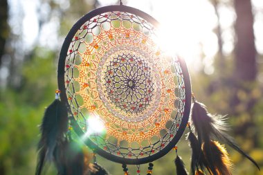 Tüylü, boncuklu ipleri sallanan bir düş kapanı. El yapımı düş kapanı.