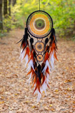 Tüylü, boncuklu ipleri sallanan bir düş kapanı. El yapımı düş kapanı.