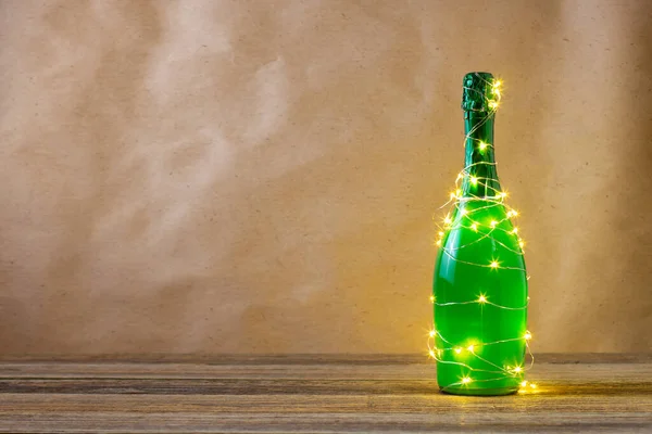 Eine Flasche Grünen Champagners Umhüllt Von Einem Leuchtenden Kranz Wie — Stockfoto