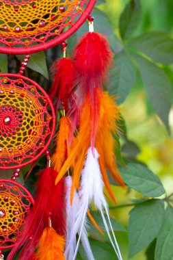 Tüylü, boncuklu ipleri sallanan bir düş kapanı. El yapımı düş kapanı.