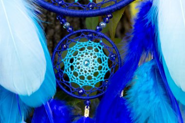 Tüylü, boncuklu ipleri sallanan bir düş kapanı. El yapımı düş kapanı.