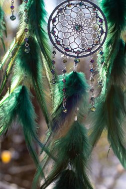 Tüylü, boncuklu ipleri sallanan bir düş kapanı. El yapımı düş kapanı.