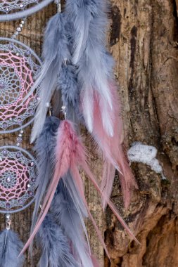 Tüylü, boncuklu ipleri sallanan bir düş kapanı. El yapımı düş kapanı.