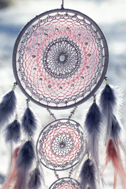 Tüylü, boncuklu ipleri sallanan bir düş kapanı. El yapımı düş kapanı.