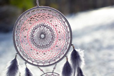 Tüylü, boncuklu ipleri sallanan bir düş kapanı. El yapımı düş kapanı.