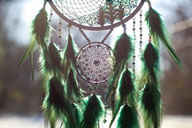 Tüylü, boncuklu ipleri sallanan bir düş kapanı. El yapımı düş kapanı.