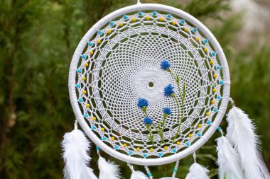 Tüylü, boncuklu ipleri sallanan bir düş kapanı. El yapımı düş kapanı.