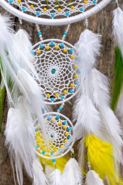 Tüylü, boncuklu ipleri sallanan bir düş kapanı. El yapımı düş kapanı.