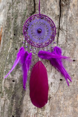 Tüylü, boncuklu ipleri sallanan bir düş kapanı. El yapımı düş kapanı.