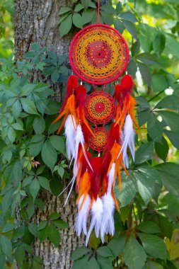 Tüylü, boncuklu ipleri sallanan bir düş kapanı. El yapımı düş kapanı.