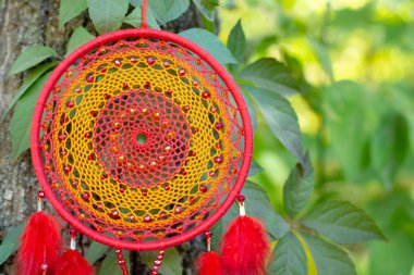 Tüylü, boncuklu ipleri sallanan bir düş kapanı. El yapımı düş kapanı.