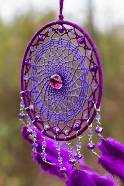 Tüylü, boncuklu ipleri sallanan bir düş kapanı. El yapımı düş kapanı.