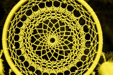 Tüylü, boncuklu ipleri sallanan bir düş kapanı. El yapımı düş kapanı. 2021 Yılı Rengi