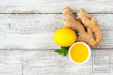 Beyaz ahşap arka planda doğal sıcak içecek için zencefil kökü ve bal karışımı. kopyalama alanı. 2021 Yılı Rengi