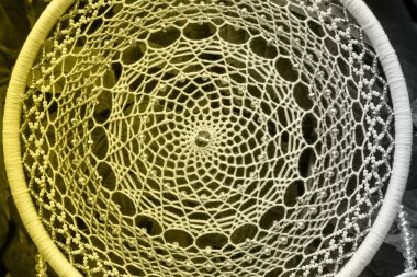 Tüylü, boncuklu ipleri sallanan bir düş kapanı. El yapımı düş kapanı. 2021 Yılı Rengi