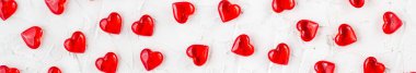 Beyaz arka planda Sevgililer Günü için birçok kırmızı kalbin arkaplanı. Üst görünüm