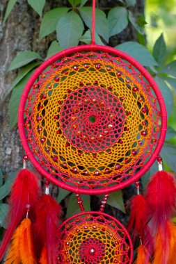 Tüylü, boncuklu ipleri sallanan bir düş kapanı. El yapımı düş kapanı.