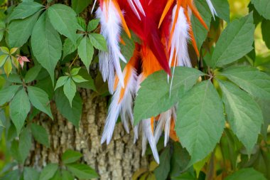 Tüylü, boncuklu ipleri sallanan bir düş kapanı. El yapımı düş kapanı.