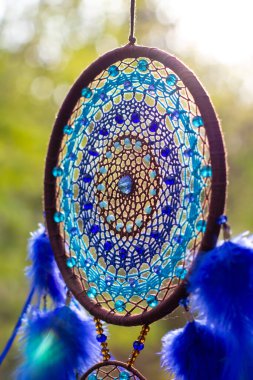 Tüylü, boncuklu ipleri sallanan bir düş kapanı. El yapımı düş kapanı.