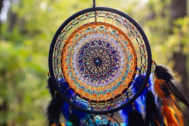 Tüylü, boncuklu ipleri sallanan bir düş kapanı. El yapımı düş kapanı.