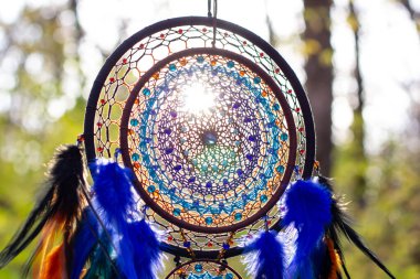 Tüylü, boncuklu ipleri sallanan bir düş kapanı. El yapımı düş kapanı.