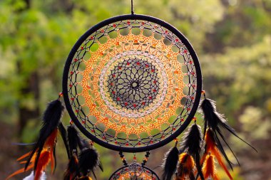 Tüylü, boncuklu ipleri sallanan bir düş kapanı. El yapımı düş kapanı.