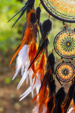 Tüylü, boncuklu ipleri sallanan bir düş kapanı. El yapımı düş kapanı.