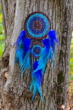 Tüylü, boncuklu ipleri sallanan bir düş kapanı. El yapımı düş kapanı.