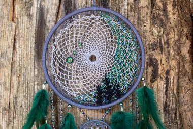 Tüylü, boncuklu ipleri sallanan bir düş kapanı. El yapımı düş kapanı.