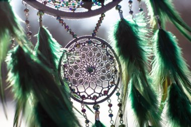 Tüylü, boncuklu ipleri sallanan bir düş kapanı. El yapımı düş kapanı.