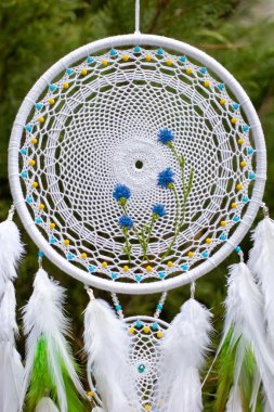 Tüylü, boncuklu ipleri sallanan bir düş kapanı. El yapımı düş kapanı.