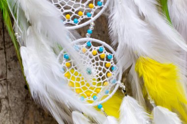 Tüylü, boncuklu ipleri sallanan bir düş kapanı. El yapımı düş kapanı.