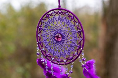 Tüylü, boncuklu ipleri sallanan bir düş kapanı. El yapımı düş kapanı.