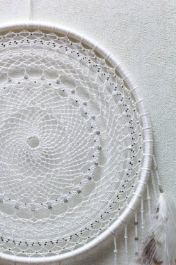 Tüylü, boncuklu ipleri sallanan bir düş kapanı. El yapımı düş kapanı.