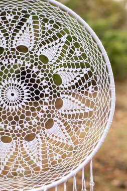 Tüylü, boncuklu ipleri sallanan bir düş kapanı. El yapımı düş kapanı.