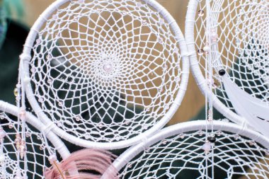 Tüylü, boncuklu ipleri sallanan bir düş kapanı. El yapımı düş kapanı.