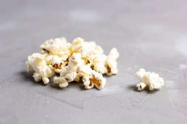 Gri taşlı arka planda lezzetli taze patlamış mısır yığını