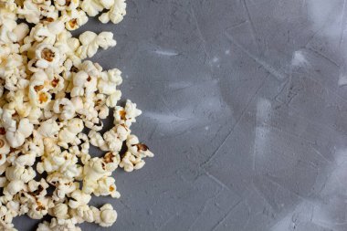 Gri taşlı arka planda taze patlamış mısır sınırı. Kopyalama alanı olan üst görünüm