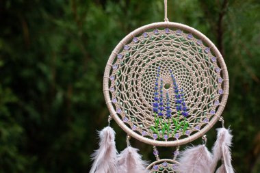 Tüylü, boncuklu ipleri sallanan bir düş kapanı. El yapımı düş kapanı.