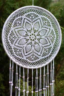 Tüylü, boncuklu ipleri sallanan bir düş kapanı. El yapımı düş kapanı.