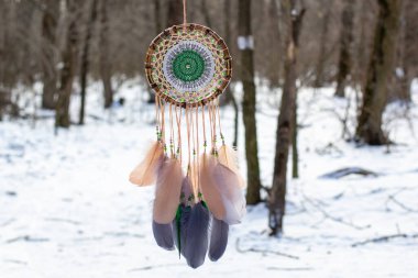 Tüylü, boncuklu ipleri sallanan bir düş kapanı. El yapımı düş kapanı.