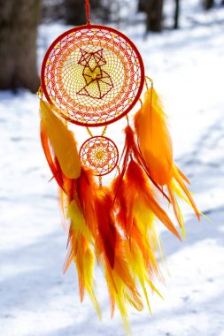 Tüylü, boncuklu ipleri sallanan bir düş kapanı. El yapımı düş kapanı.