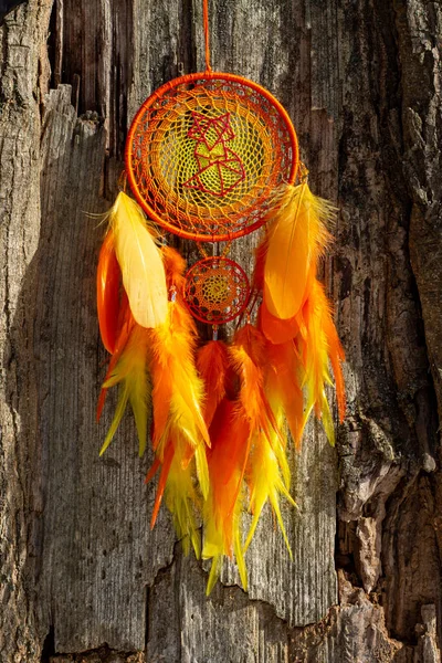 Tüylü, boncuklu ipleri sallanan bir düş kapanı. El yapımı düş kapanı.