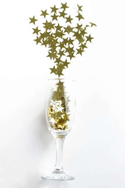 Weihnachten Flach Lag Champagnerglas Ausgeschüttet Goldene Sterne Konfetti Mit Kopierraum — Stockfoto