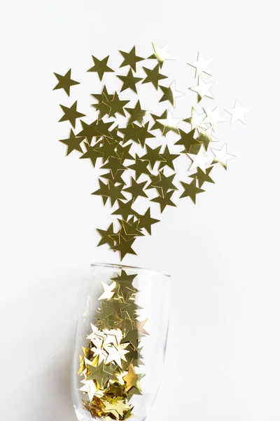 圣诞平摊上的香槟酒杯倒出了金色的星星 上面有复制的空间 新年首映背景 — 图库照片