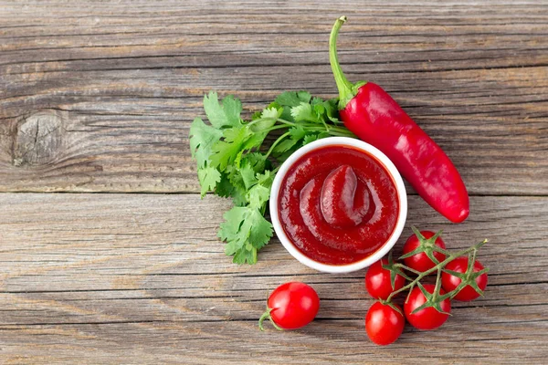 Fehér Tál Paradicsomszósz Petrezselyemborssal Paradicsommal Ketchup Természetes Háttér Fénymásolási Tér — Stock Fotó