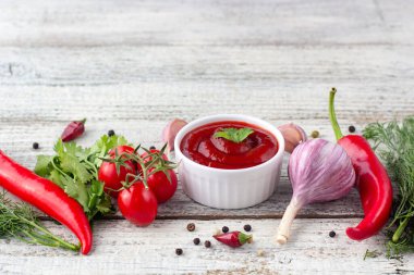 Domates sosunun içeriğinin sınırı. Beyaz ahşap arka planda ketçap hazırlamak için. Kopyalama alanı olan üst görünüm