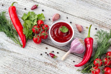 Domates sosunun içeriğinin sınırı. Beyaz ahşap arka planda ketçap hazırlamak için. Kopyalama alanı olan üst görünüm